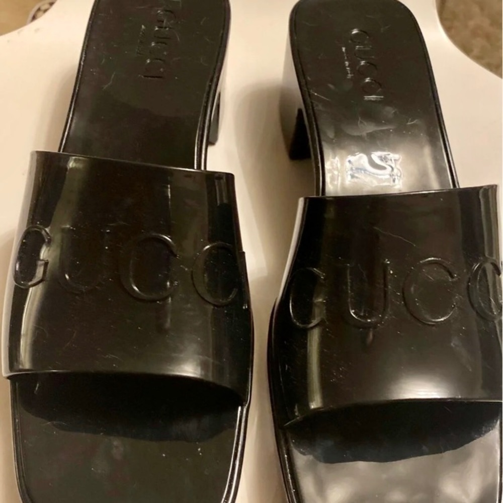 Authentic Brand new never worn black Gucci rubber slides